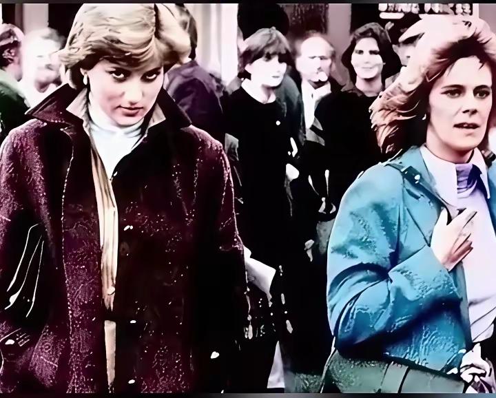 在卡米拉面前，戴安娜输得是“体无完肤”！
“情敌见面、分外眼红”！
按照正常逻辑