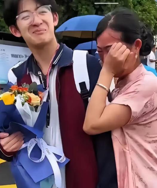 “太争气了！”1米85少年，716分考上清华。可这张录取通知书背后，没有父母铺路