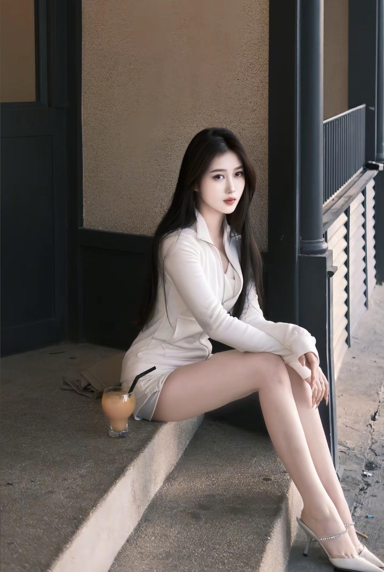 优雅白裙少女，静坐咖啡馆台阶，享受悠闲时光。