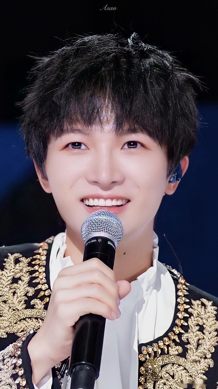  周深又穿着春晚战袍来了熟悉的黑色羽绒服现身联排，是粉丝心中的春晚信号！低调质朴