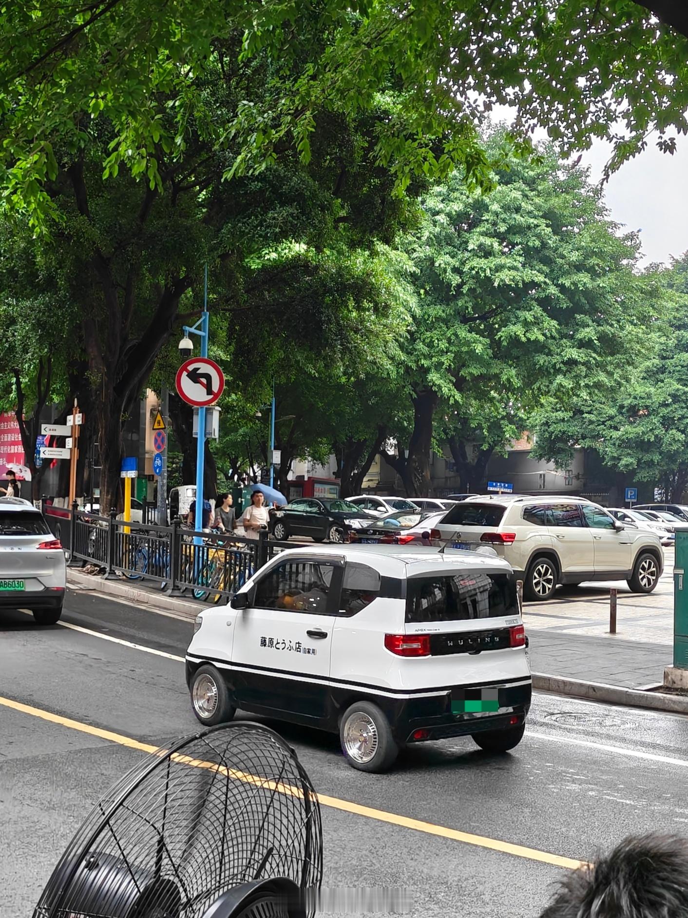 遇到了一台五菱宏光 Mini EV，好特别的 AE86 涂装 ​​​