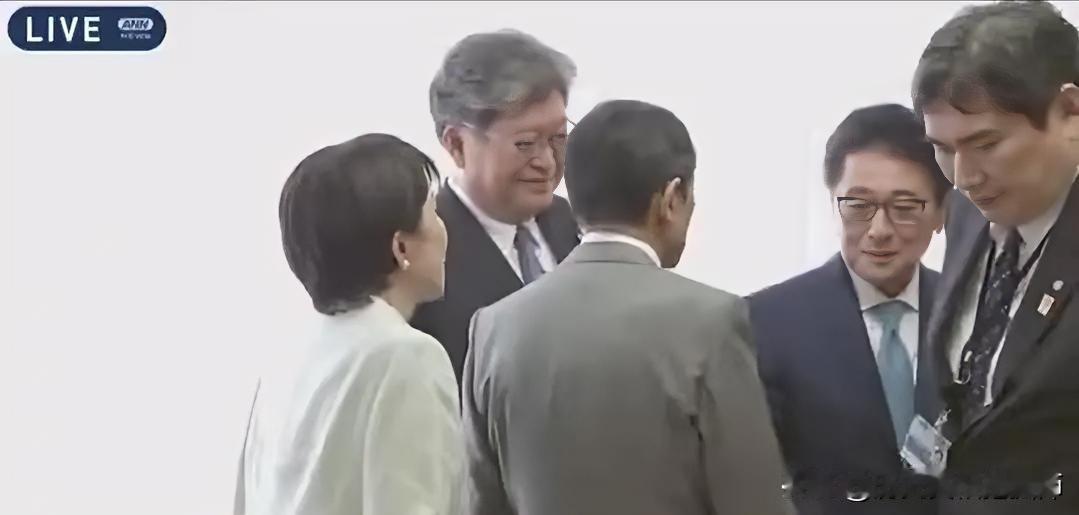 现在的日本自民党谁说了算大家看清了吗？！高市早苗的自民党总裁完全是麻生太郎捧场的