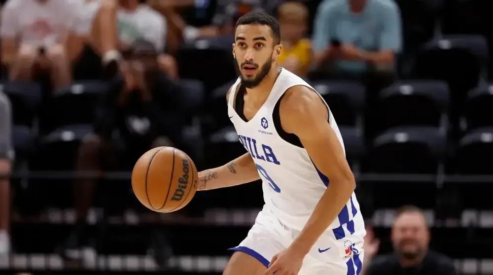 今晚广东对阵山西，球队少了四位主力，奎因赛前就说要顶上。开局陷入麻烦，广东出现九