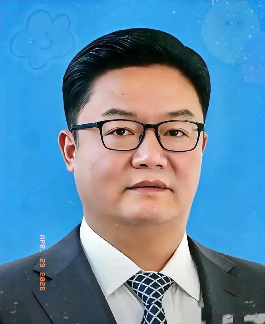 大半夜的，四川那边爆了个大雷。66岁的罗凉清被查了。这岁数本该在公园遛鸟，结果直