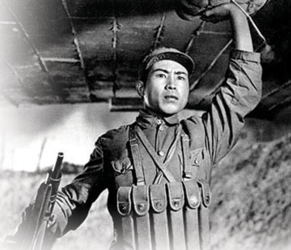 1948年5月25日，隆化，巨响之后，董存瑞烈士没有留下遗体。爆炸后的现场，只找