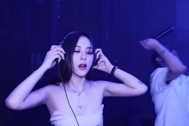 00后女孩一周7次“857”，肠烂离世：纵欲的后果，你根本承担不起

夜幕降临时