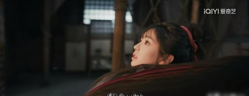 刚替女人挨完三十军棍，血肉模糊，这男人转头却跟兄弟说：再演得真一点。
女主樊长