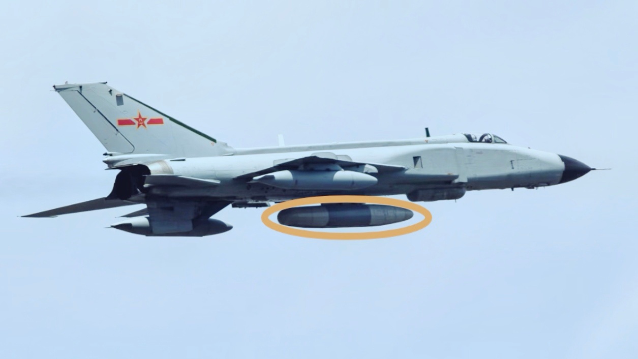 少见图，JC-8F挂载某型国产吊舱。[嘻嘻]图源见水印。 ​​​