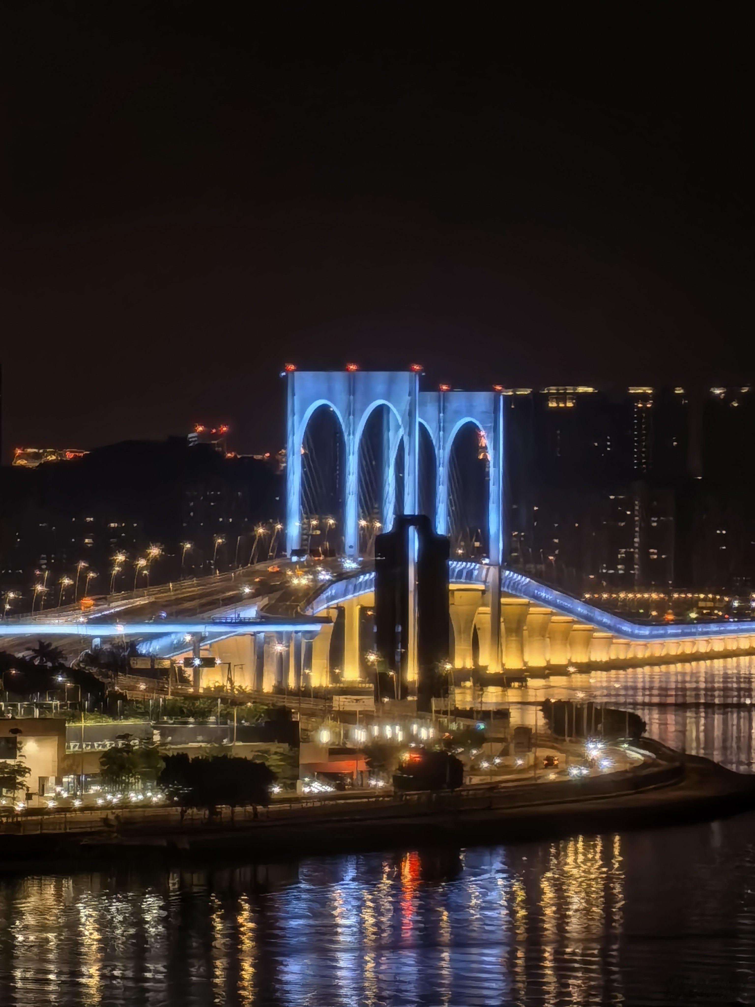 拉开窗帘对面就是澳门塔，还挺好看。希尔顿的枕头服务一直很特色。这次给自己点了薰衣