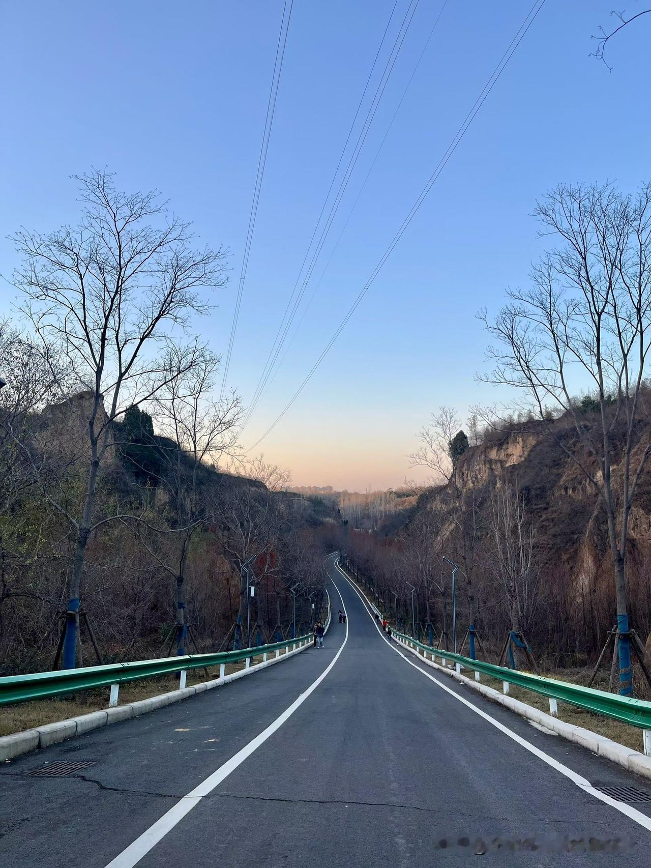 俄乌打了这么久，最遭罪的还是咱普通人家——孩子没法安心上学，老人不敢出门买菜，好