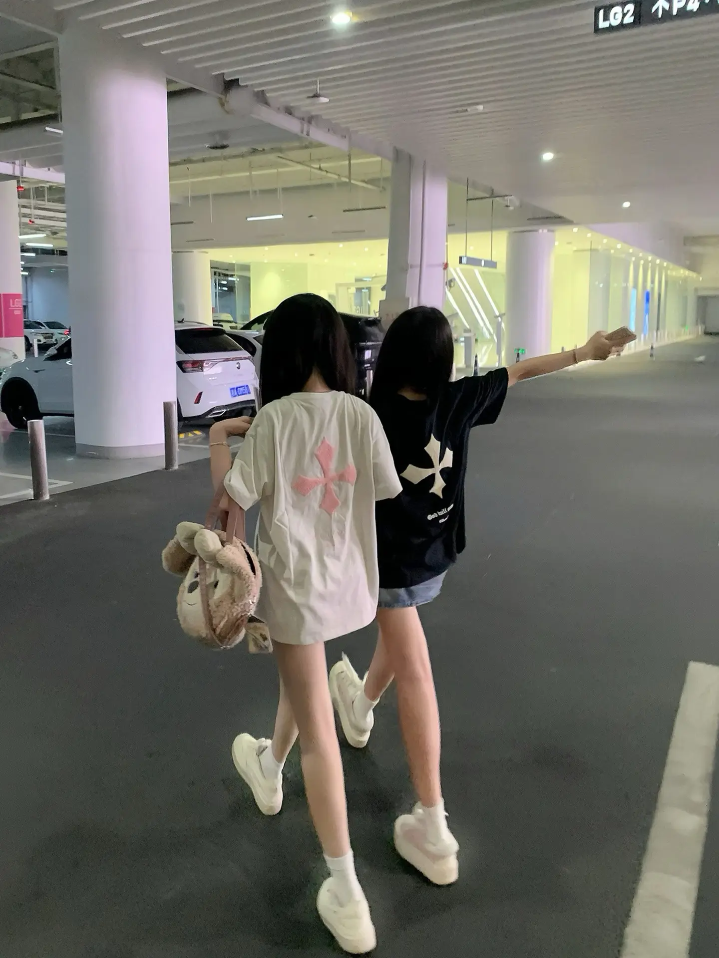 如果那里艳阳高照你就留下来 如果那里凄风苦雨 你就回到我身边