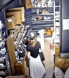 去拿个快递，眼睁睁看着自己的包裹被别人当垃圾一样往地上砸，这血压你顶得住吗？
咱