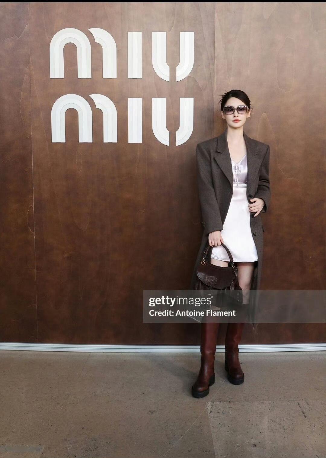 MiuMiu大秀生图李沁大秀生图居然美成这样，完全不用修[赞] ​​​