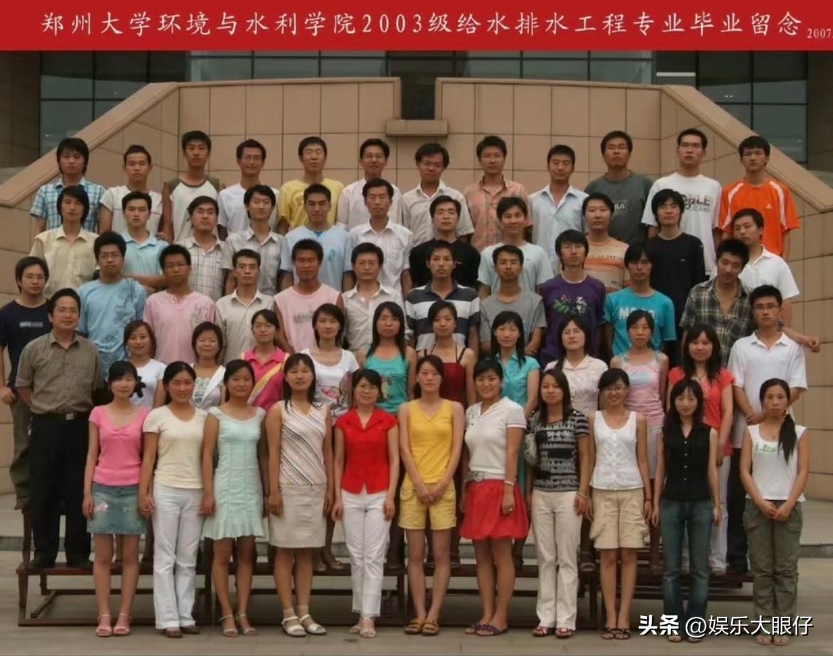 张雪峰的郑州大学毕业照，说明他确实不是肄业，只是挂科太多没拿到学位证而已。
年纪