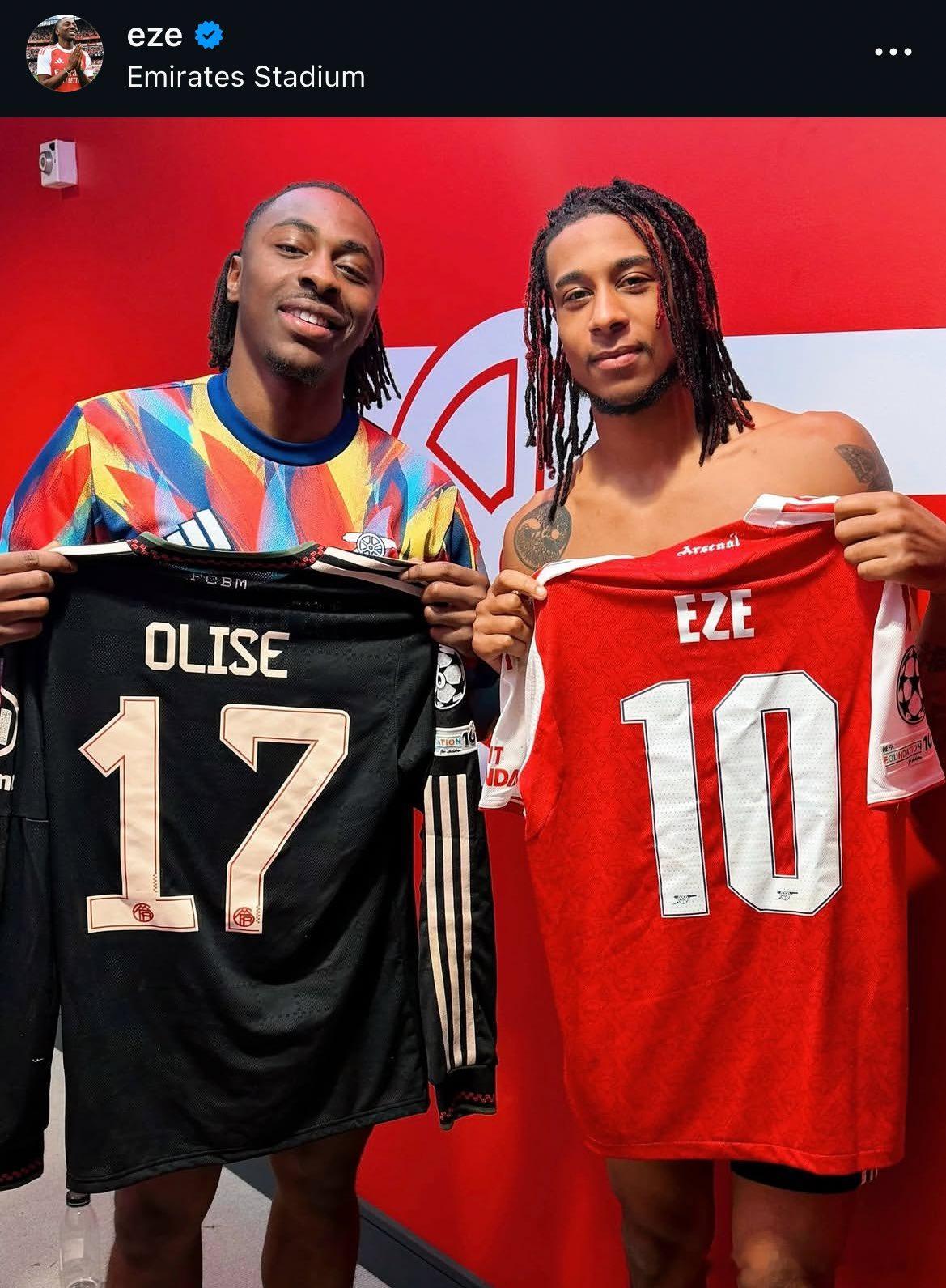 水晶宫双星赛后交换球衣👀 阿森纳3比1拜仁