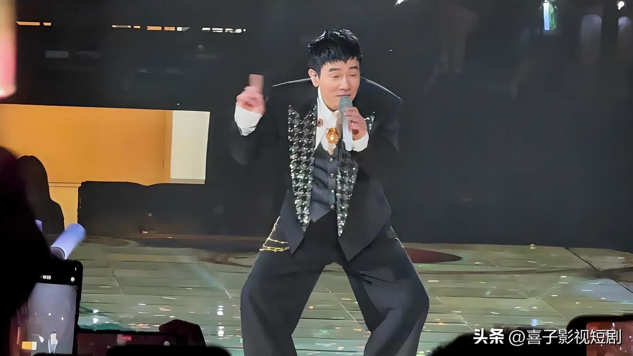 陈小春北京演唱会散场时的画面意外走红，他没走常规的VIP通道，直接站进了现场工作
