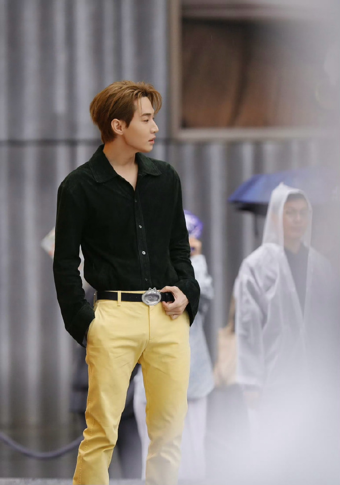 刘宪华南京线下活动造型刘宪华现身南京 救命，Henry迪奥南京线下盛典造型太出圈