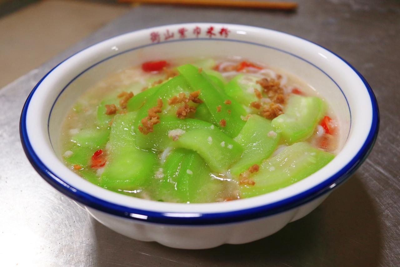 🍲清新碧绿的丝瓜粉，一出锅就吸引了大家的目光！

🍲首先，我们要选择这种肉质