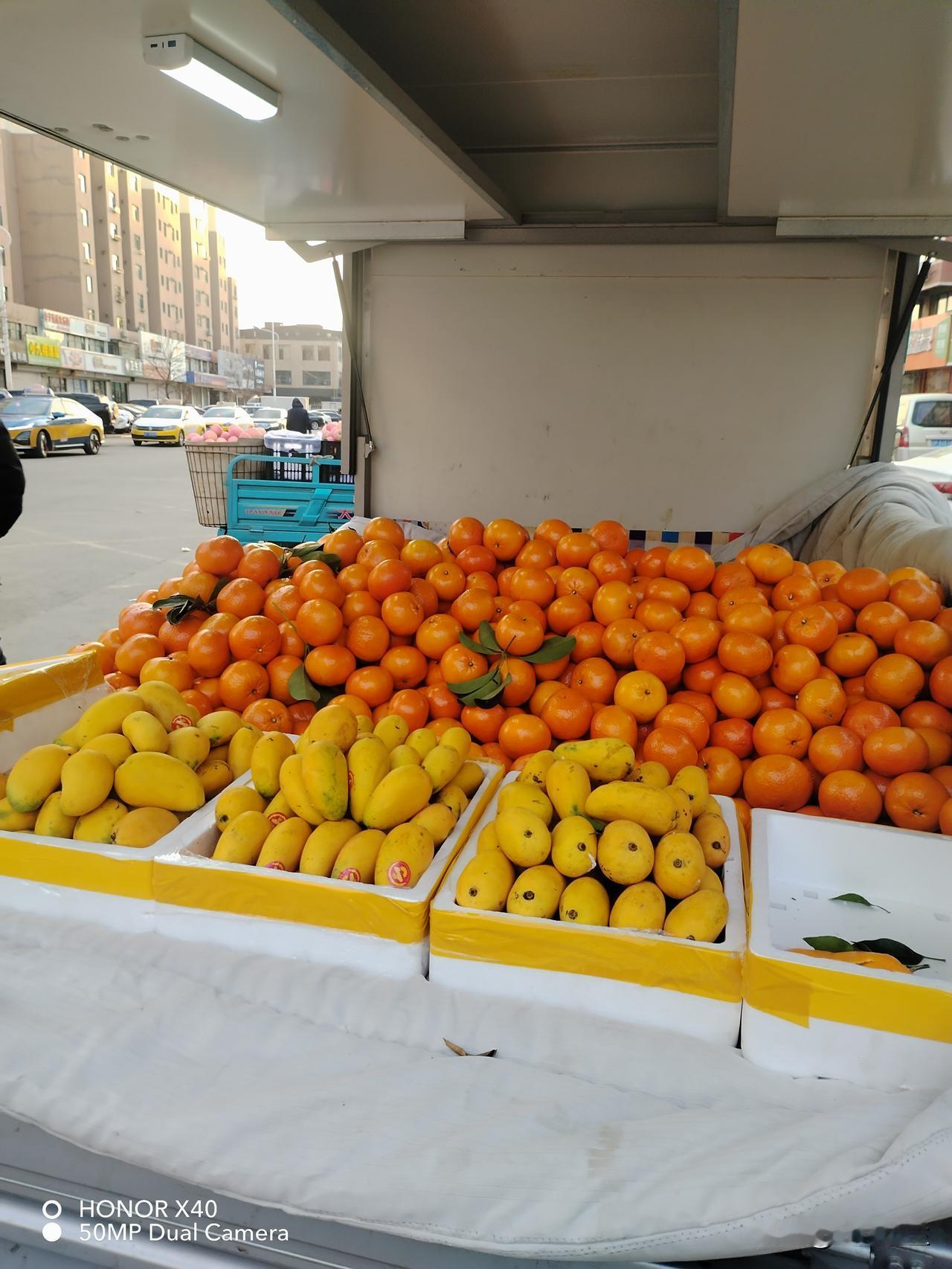 今天又去市场摆摊了，因为下午去的有点晚，3点到就没有地方了。在卖肉棚子前刚放下，