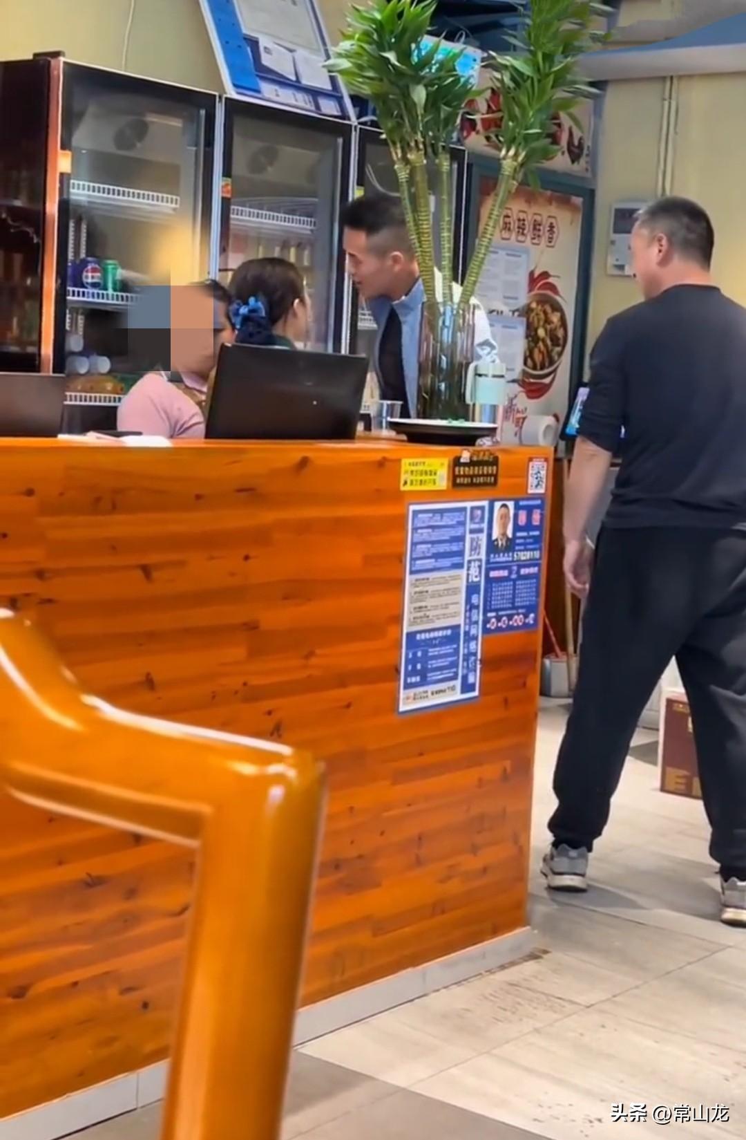 江苏一男子在餐馆吃饭时，要求服务员继续上酒，服务员看他脸色涨红，语气高亢，说话语