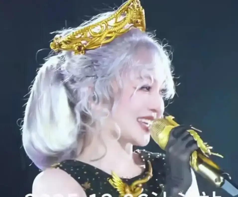 张韶涵汕头站一出场，全场直接哇出声。
我刷到视频也愣住，五套衣服像开挂，尤其那套