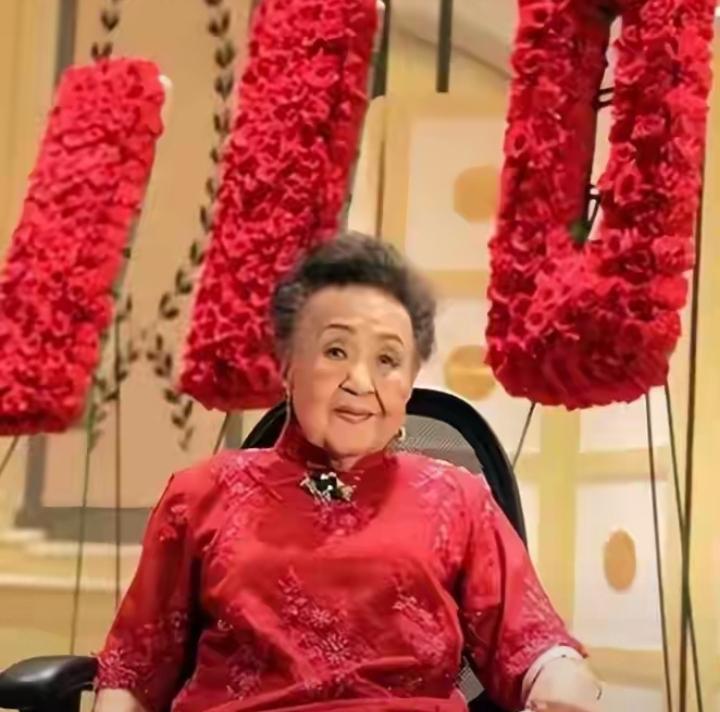 严幼韵110岁寿宴照红光满面，一身鲜亮红绣花旗袍，精神抖擞。

这场寿宴来了贝聿