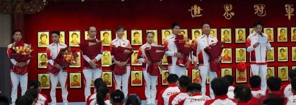 中国体操队为今年获得世界锦标赛冠军的张清颖、洪延明举行了上墙仪式，他们俩的照片正
