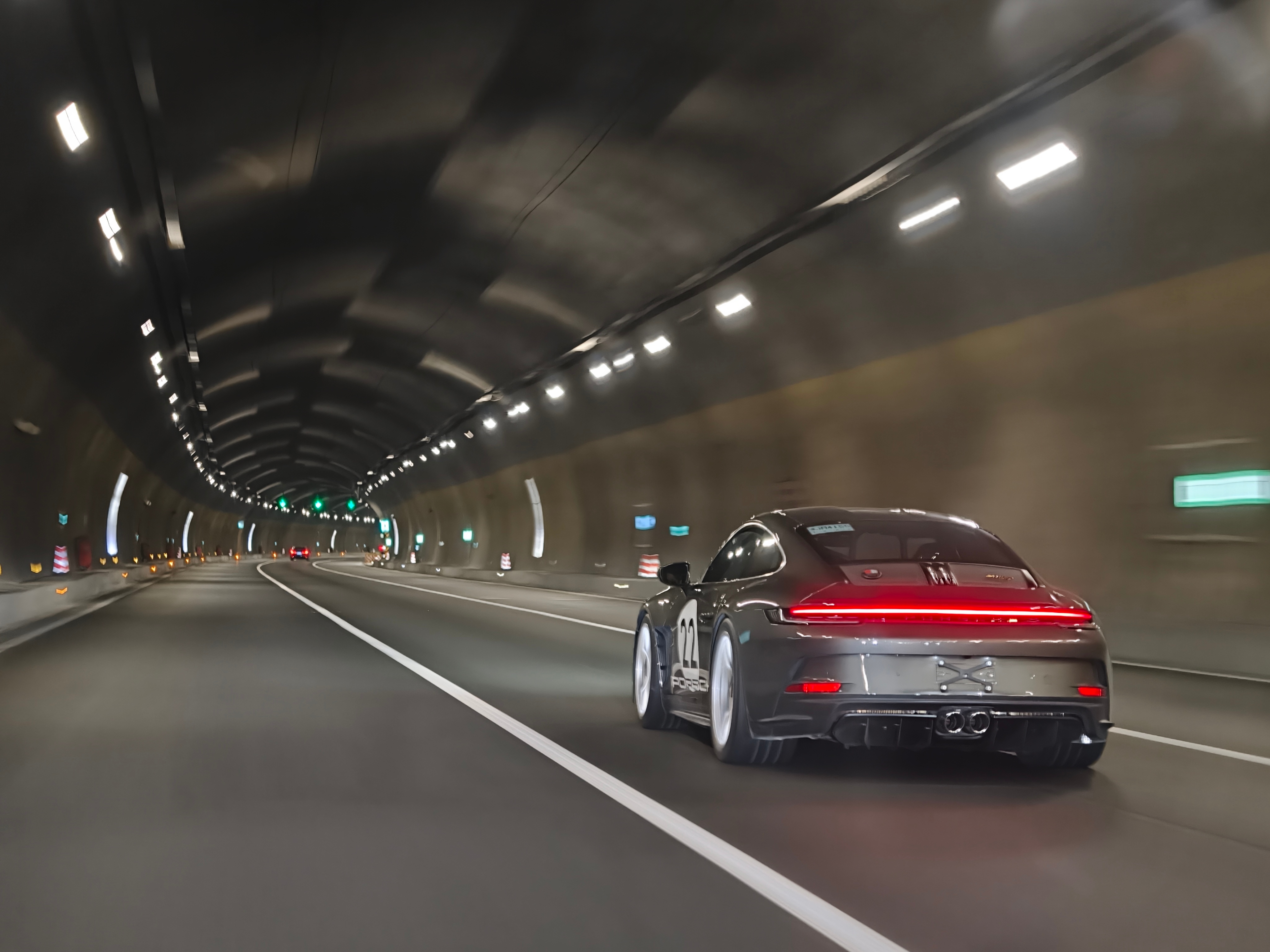 跟 一堆 GR Yaris 和 孤傲的 911 ST 一起晨跑也只有某了男人可以