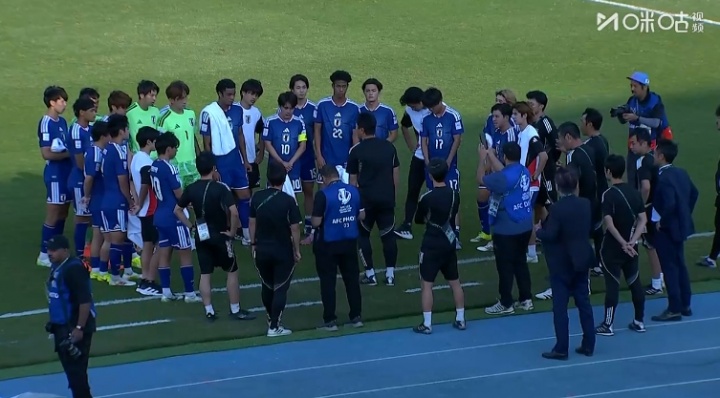 晋级决赛！赛后日本U23全队围在一起，教练总结比赛