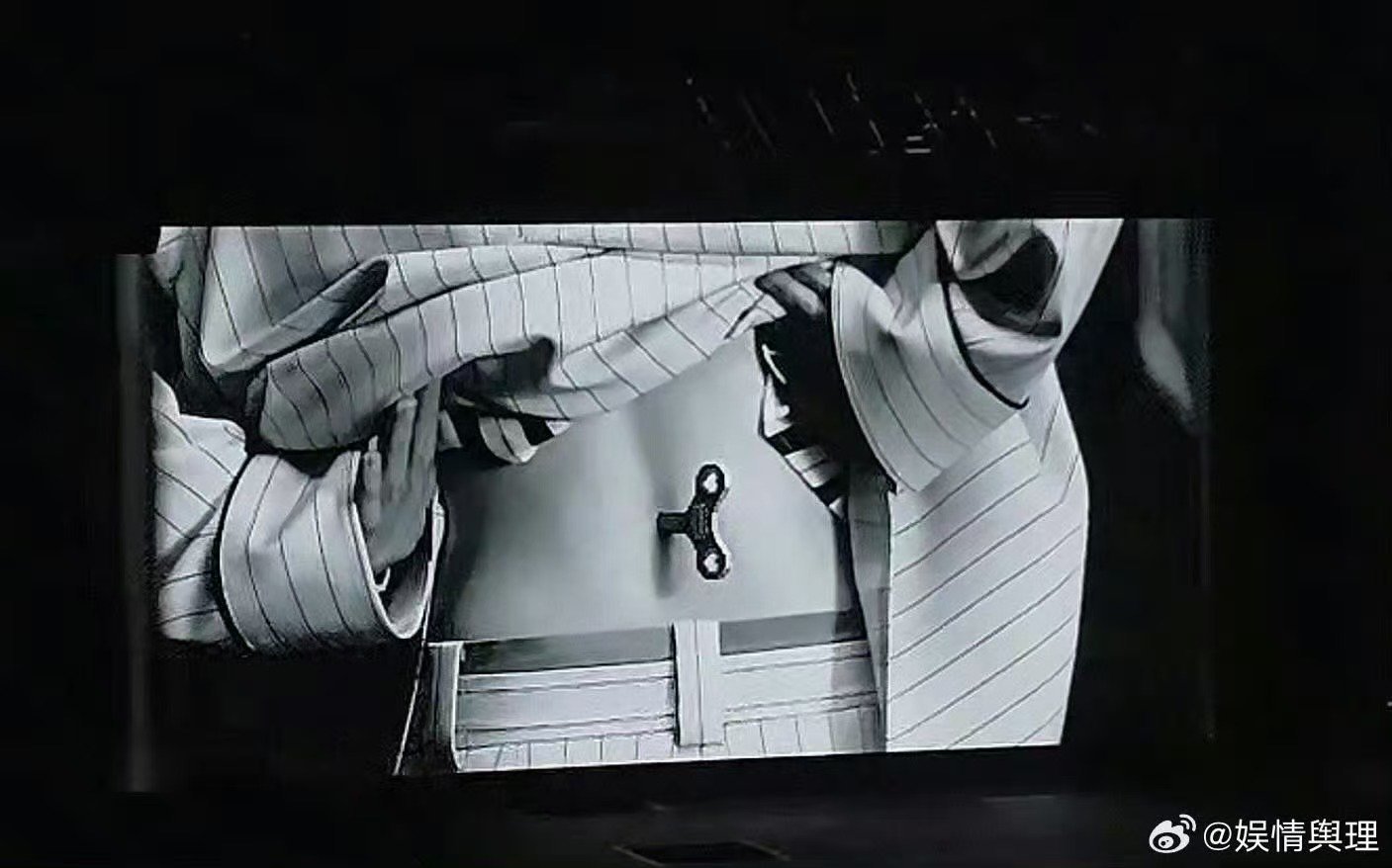 汪苏泷演唱会的彩带是钥匙 彩带飘落瞬间变成钥匙，这个设计太有心了。汪苏泷用这种方