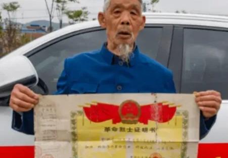 1979年，四川一农民得知自己的儿子在战场上壮烈牺牲，悲痛不已，谁料，当他打开烈