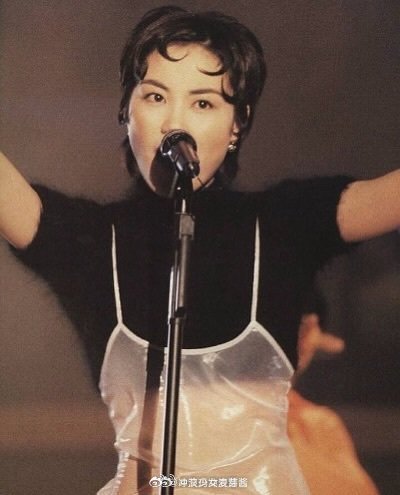 王菲真的太敢了！1994年，王菲穿着透明裙子在十大中文金曲奖演唱 