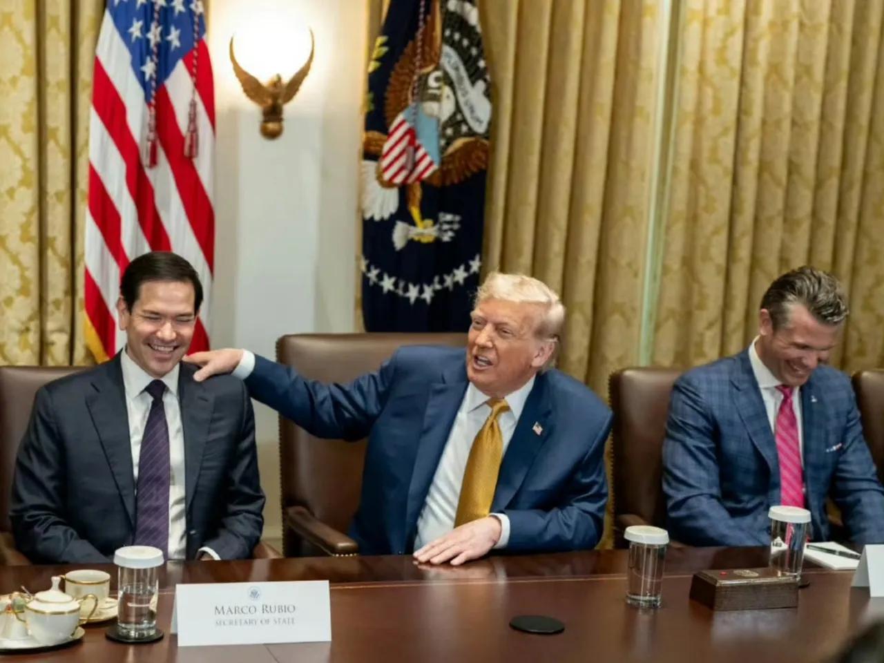 美国总统特朗普向伊朗发出通牒，除非伊朗无条件投降，否则他不会与伊朗达成任何协议。