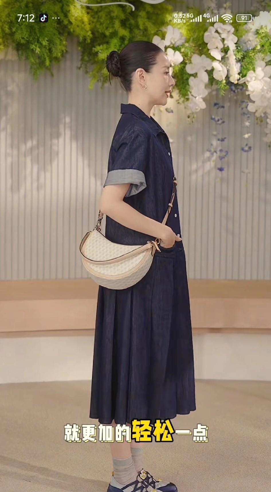 董洁直播突然把灰丝袜往藏蓝牛仔裙上一搭 对着镜头喊 别光腿了 显笨！
她捏着袜口