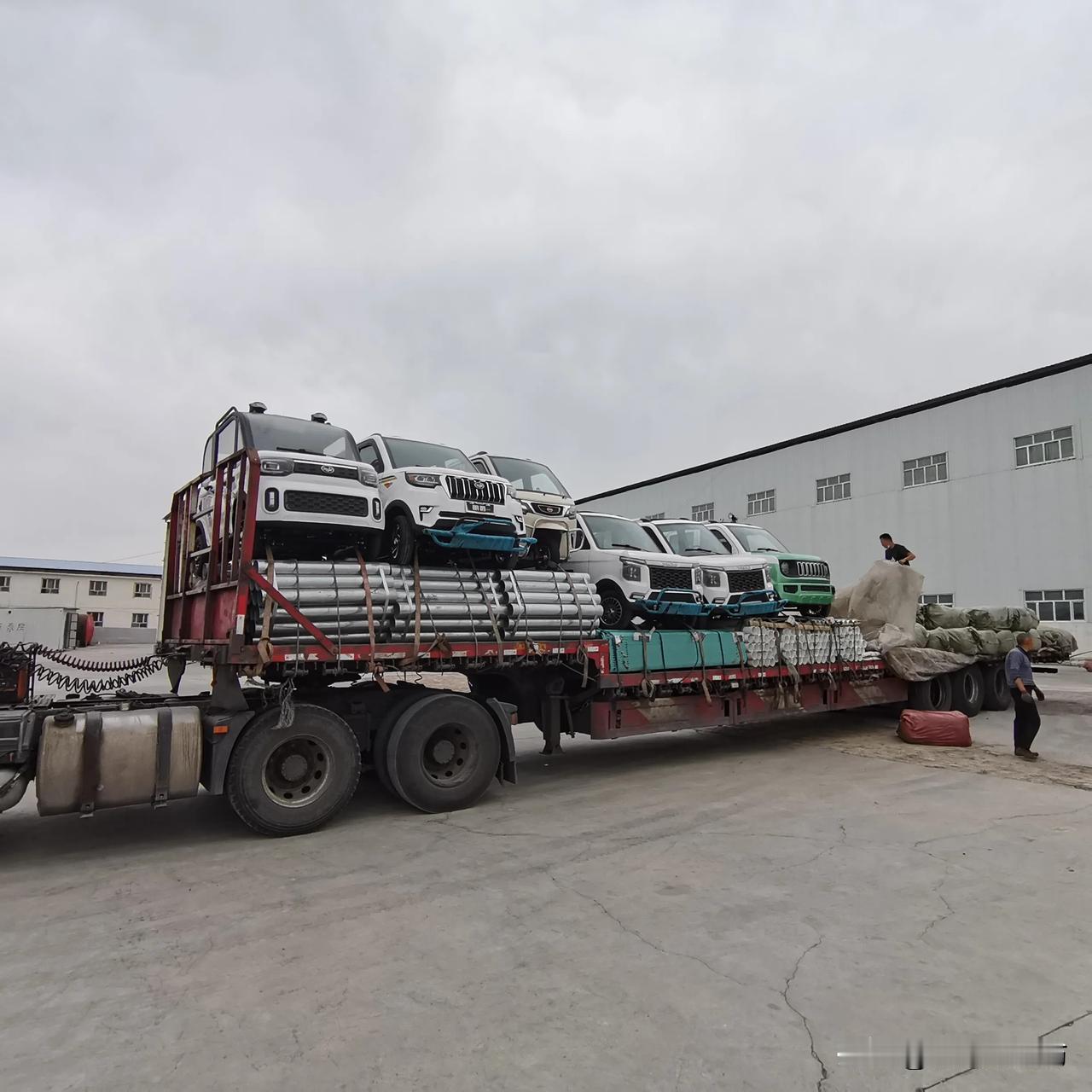 在新疆办厂的浙江老板真豪横，
考虑到我们没有驾照，
给我们初来新疆工作的六名大学