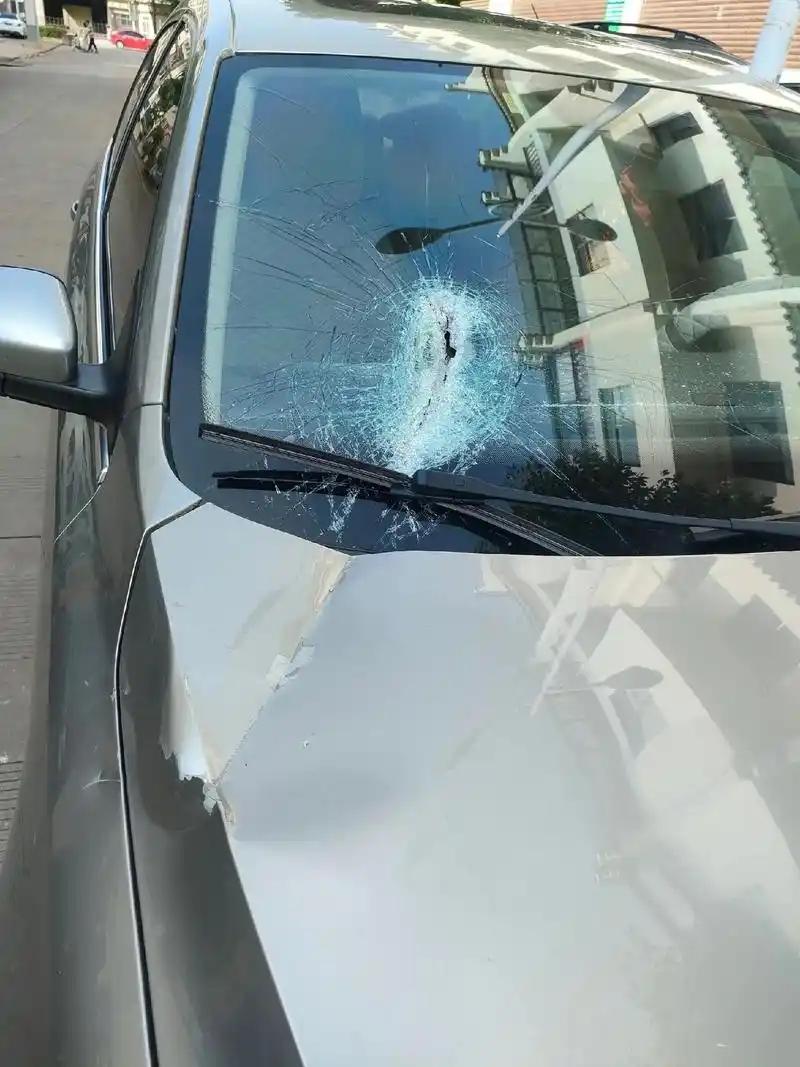 “我的车！玻璃咋碎成这样？” 

在楼下停车场停车，结果高空抛物，挡风玻璃被砸成
