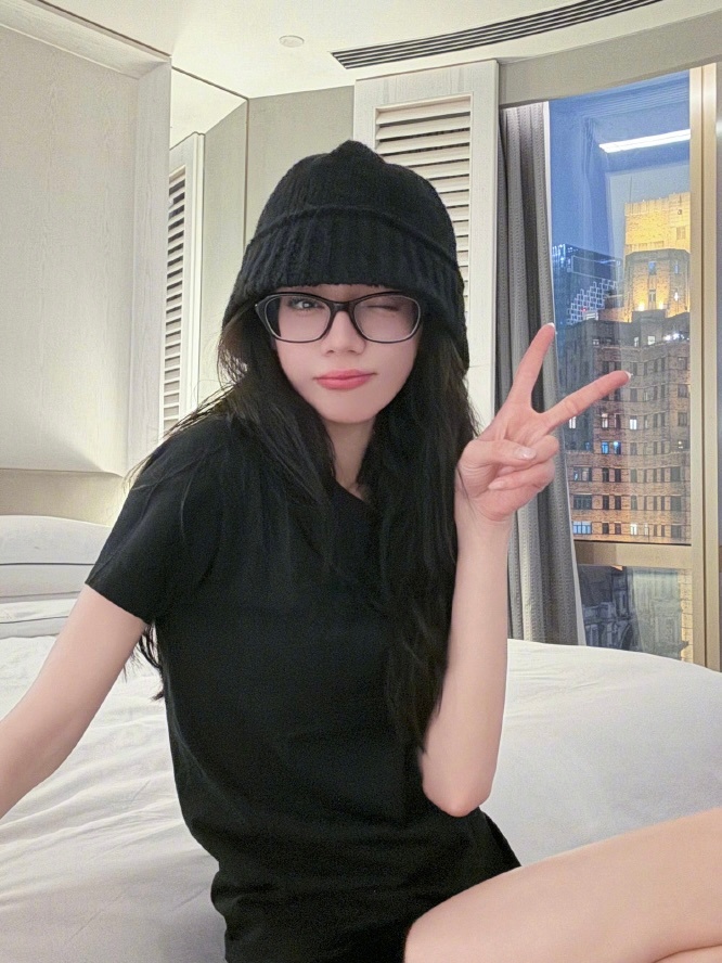 一副对的眼镜，绝对是一套穿搭的灵魂。它往脸上一架，整个人的精气神和品味就定住了。