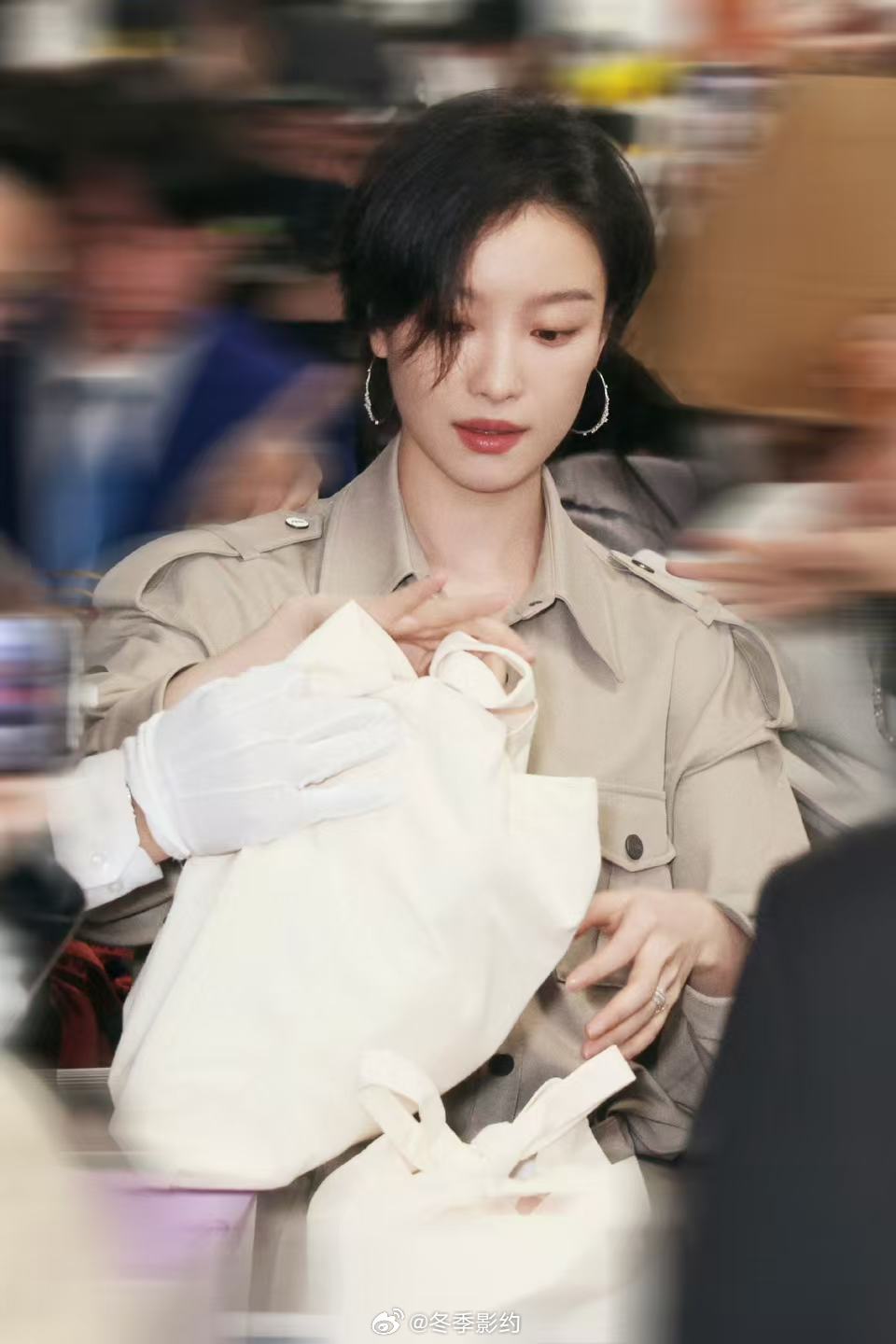 倪妮穿得好A笑得好甜 倪妮扫楼现场状态超绝！卡其色连体裤把干练和优雅穿到了极致，