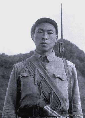 上甘岭的“山豹狙击手”：装死躲过美军刺刀，32天毙敌203名的山野英雄
 
19