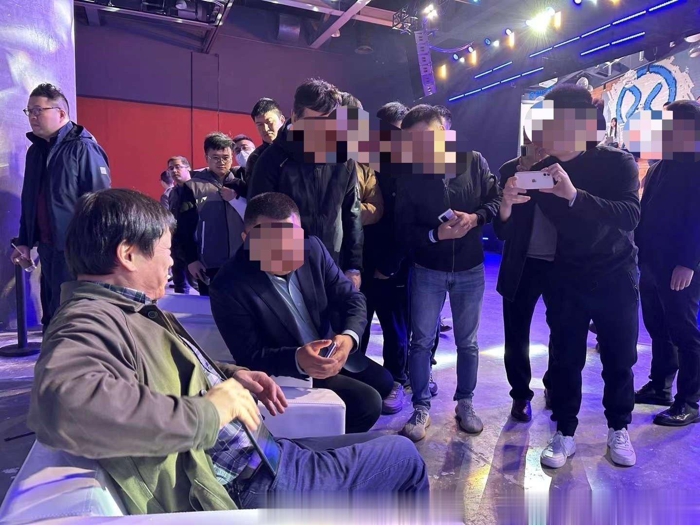 胡锡进现在成了各大财经论坛的顶级嘉宾，基金经理和投资人纷纷排队与他合影，并请求添