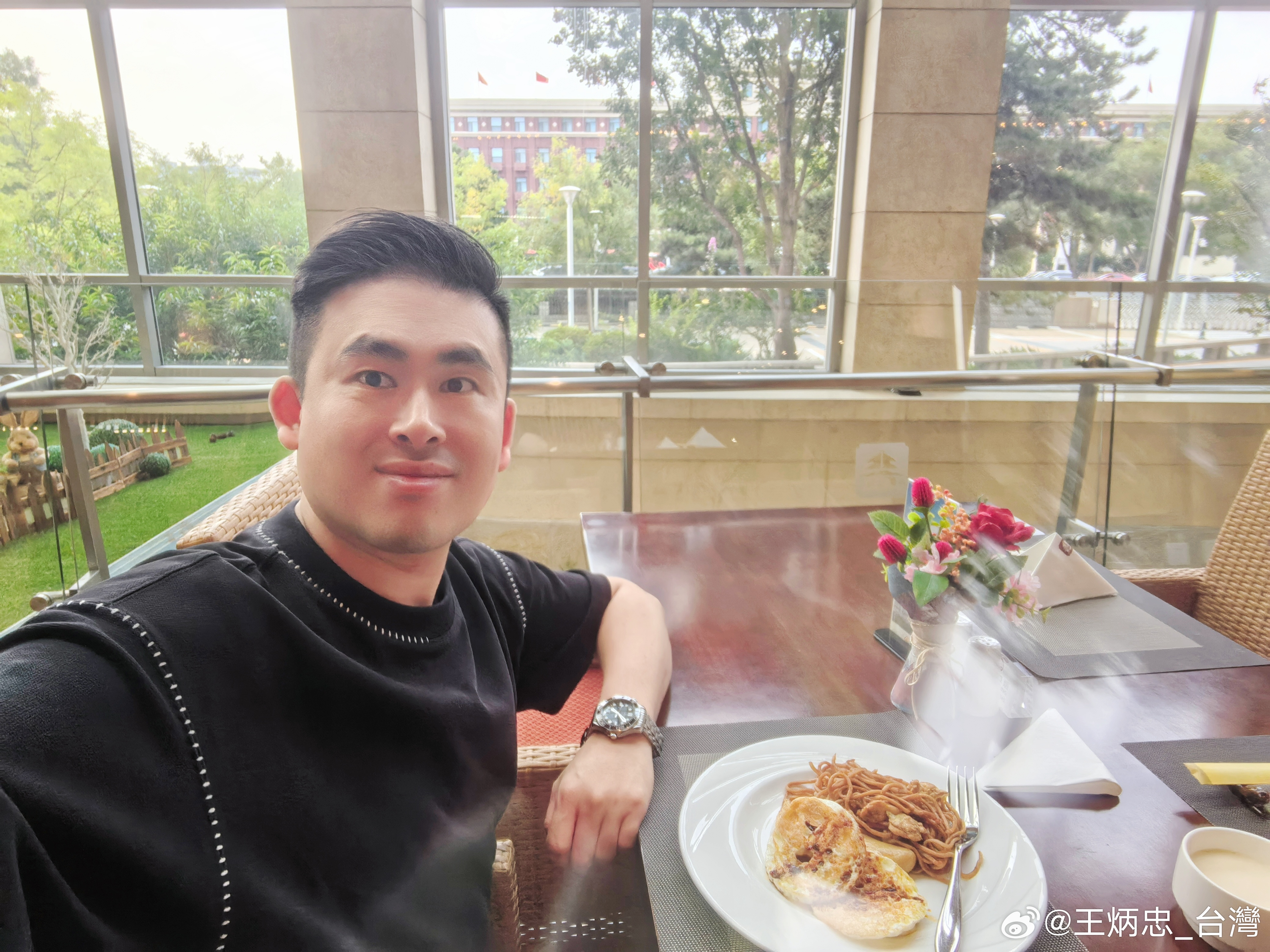 昨忙了一整夜录节目，直接熬到早晨七点，在酒店吃早餐，当时窗外的长安街上还有不少人