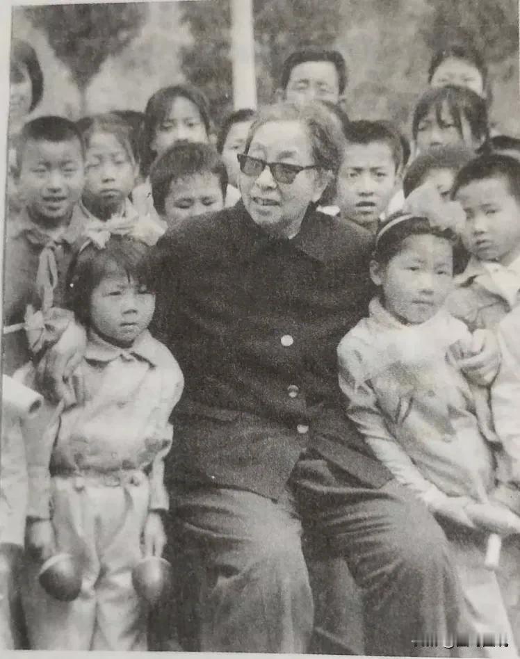 彭老总的遗孀浦安修在1985年5月，第二次回访太行山时，与武乡县王家峪小学的孩子