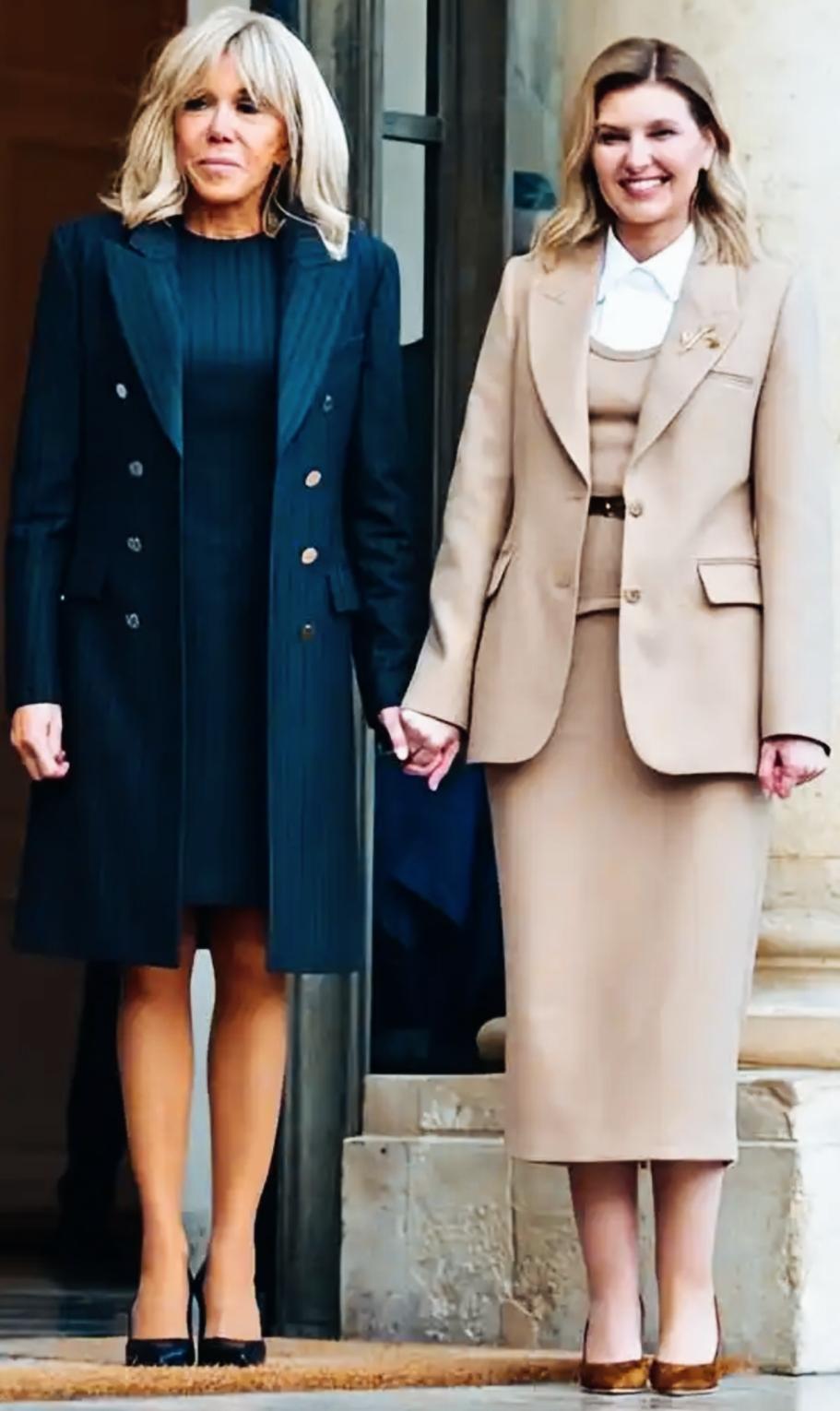 马克龙妻子身材竟然保持的这么好吗？
七十多岁了还能保持这样的身材，为了美也是很拼