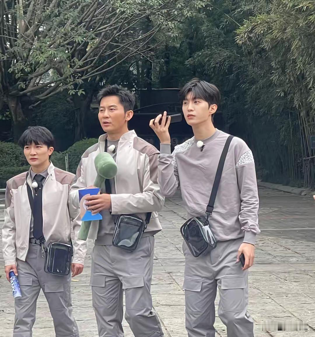 周深在李晨面前，感觉像个小孩一样。没想到这么矮，整整比李晨矮了19cm。
你们知