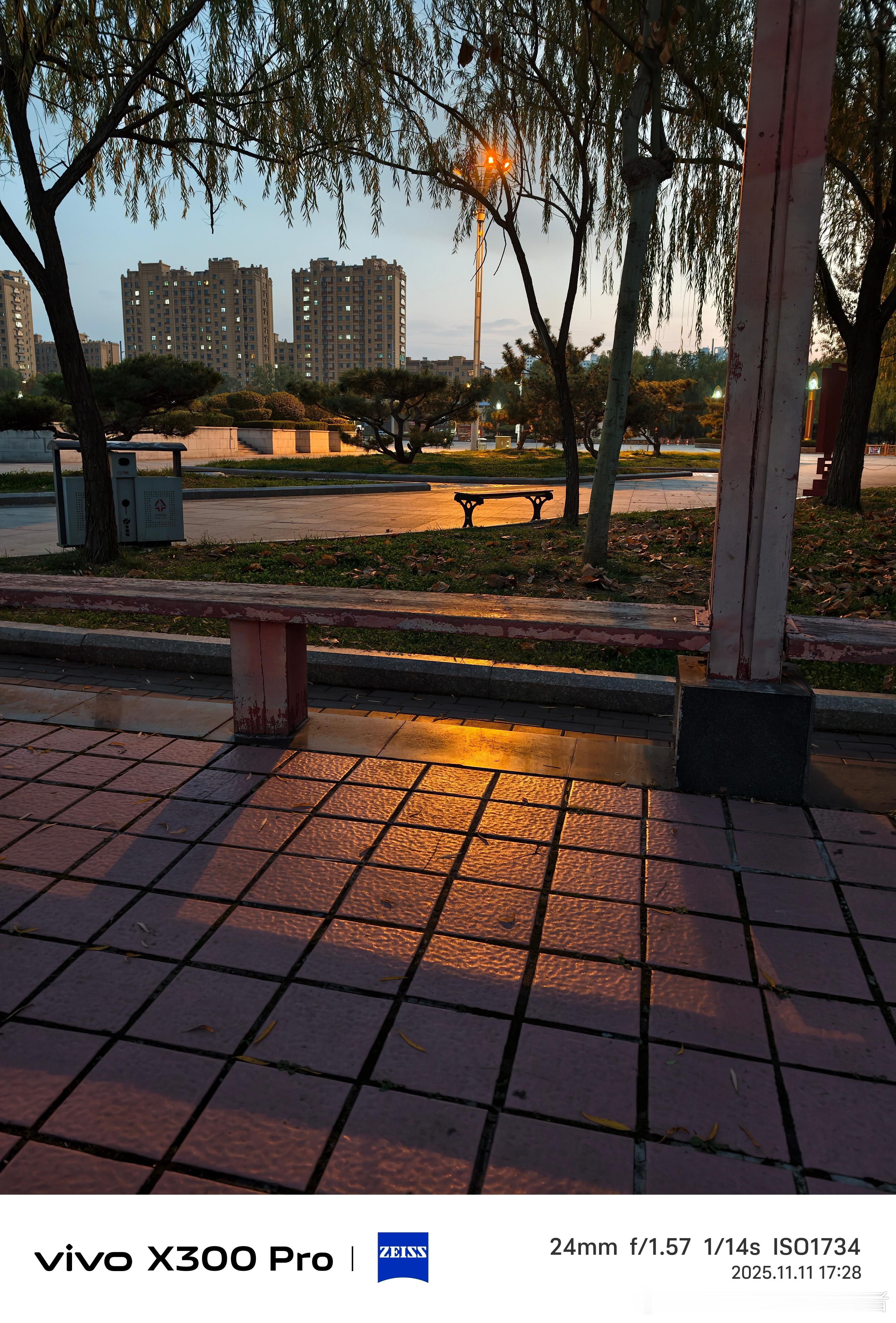 今晚有事情，所以少更新，我们这里的新广场，偶尔出来走走也不错。 