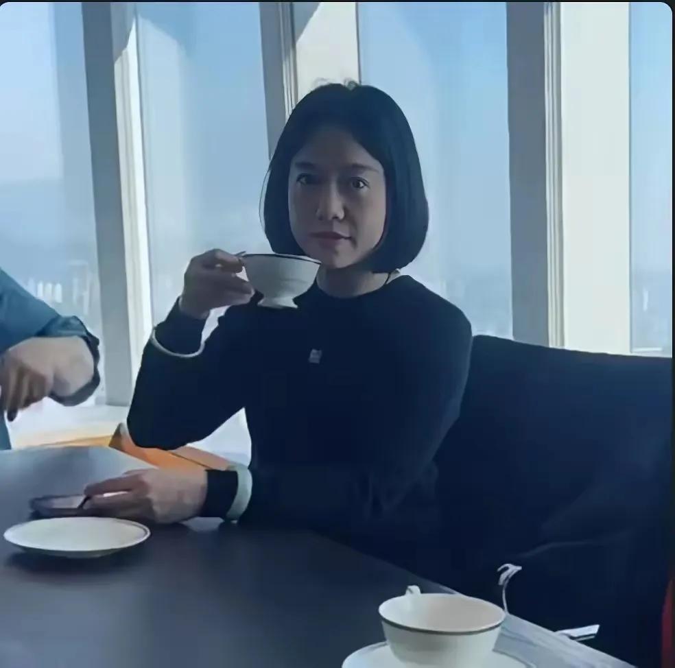 48岁的翁帆，特有的气质征服了人们。
从12 月 9 日香港聚会中可以看出来。