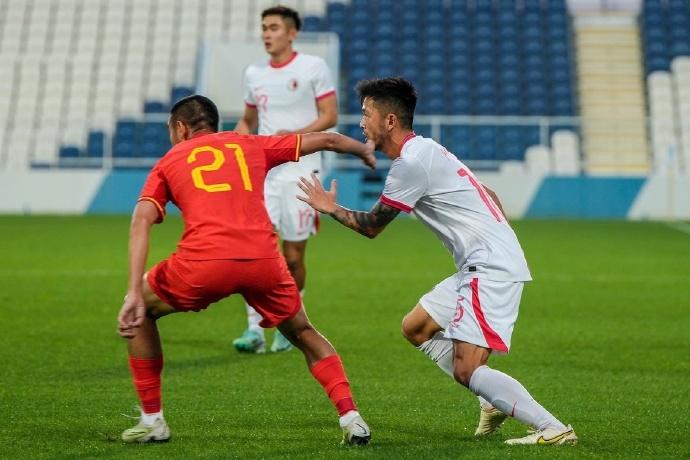 中国男足输香港队，不看视频看图片，其画面确实很有趣，杨科维奇都有点懵。[偷笑][