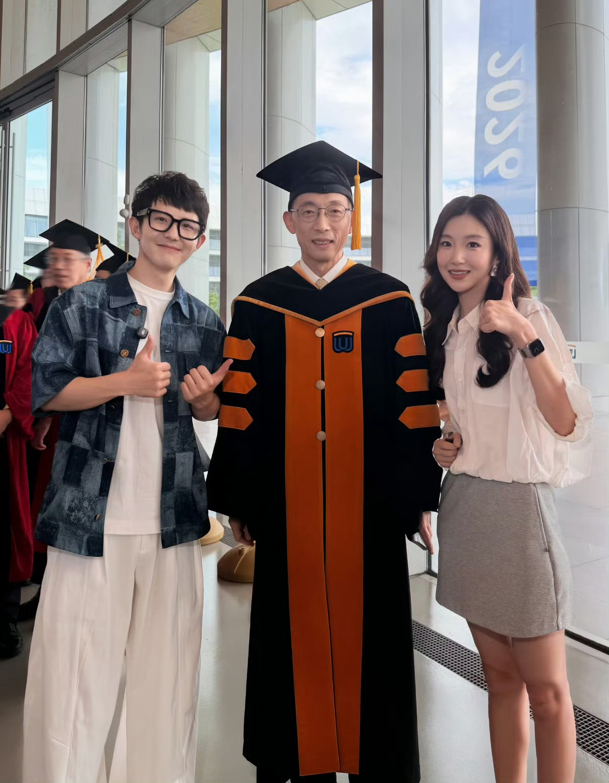 现在的毕业典礼跟签售会似的这届的毕业大学生就是会整活啊毕业典礼秒变大型签售现场，