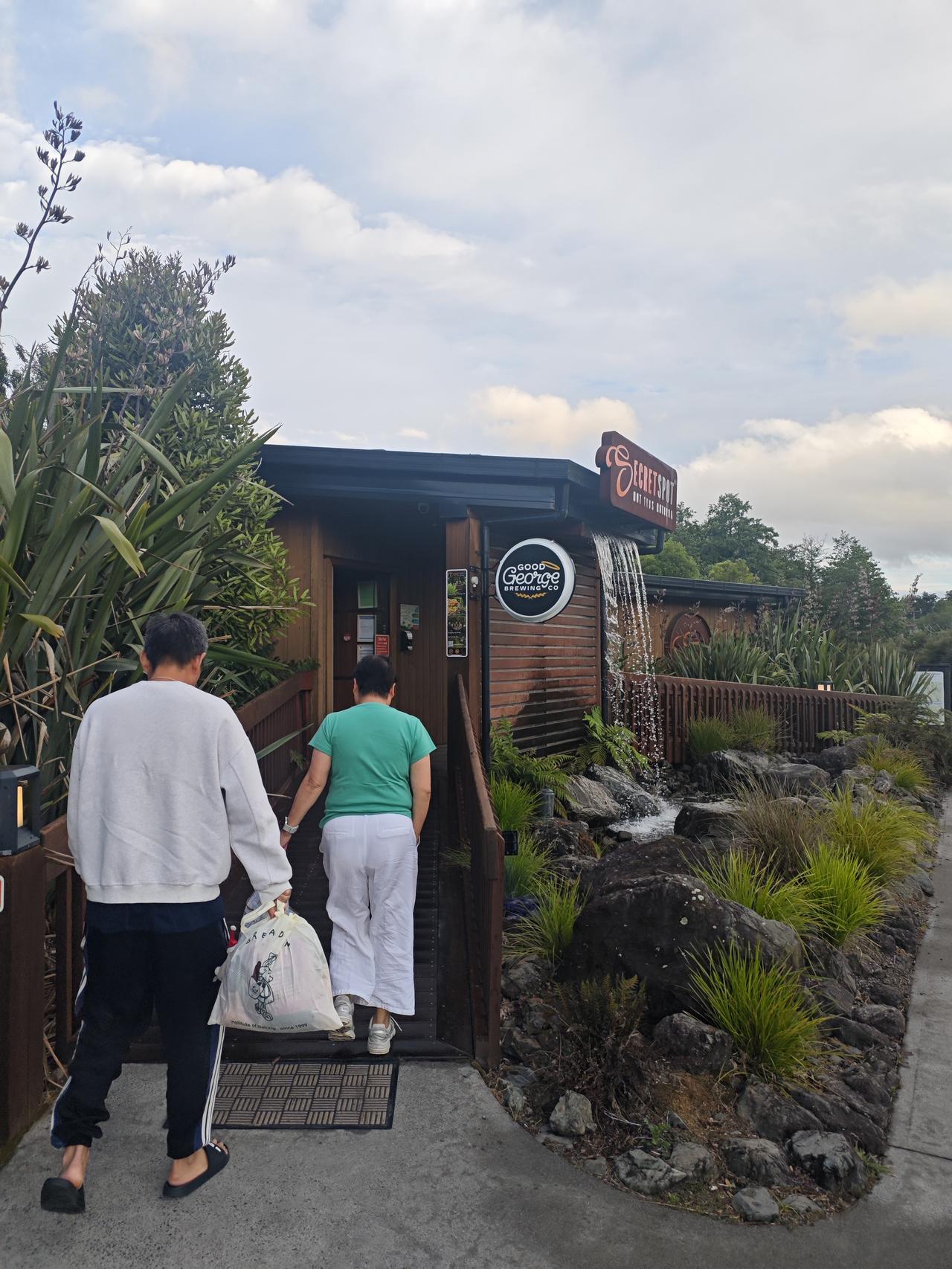 泡泡森林温泉

离开罗托鲁瓦大排档，来到了预定的这家森林温泉酒店。这里是地热城，