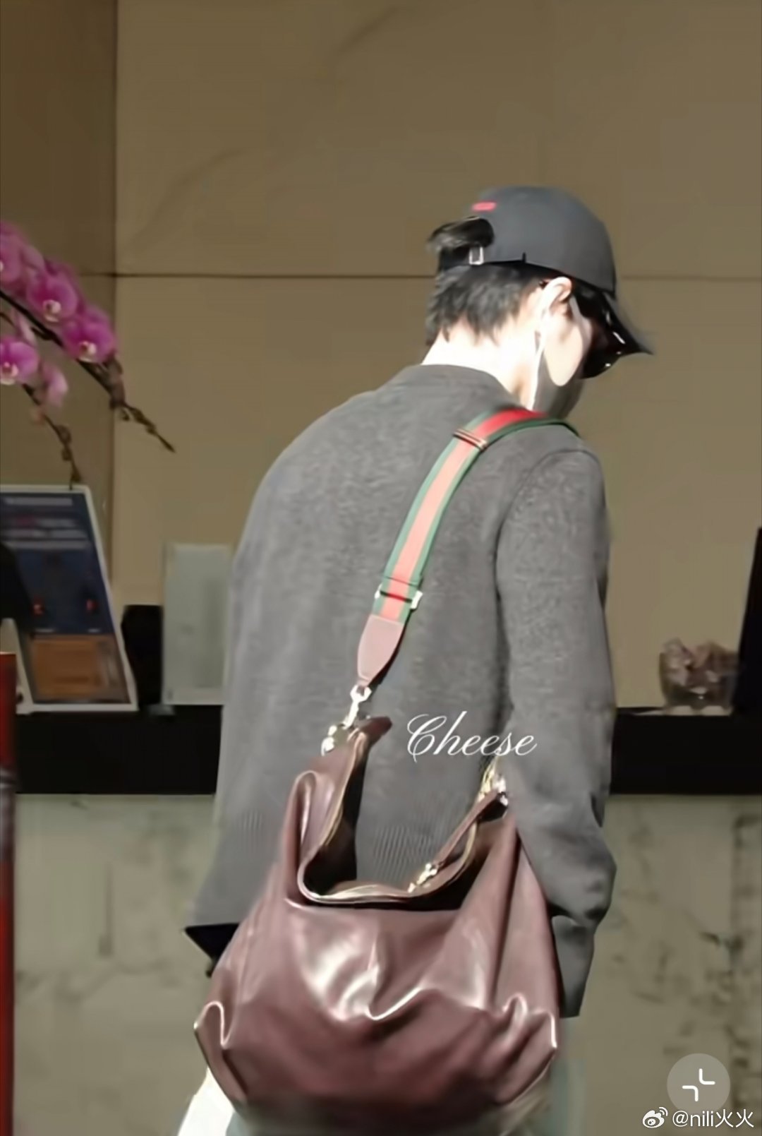 肖战：来吧展示！我代言这个包包的两种背法  gucci笑麻了肖战出发青岛